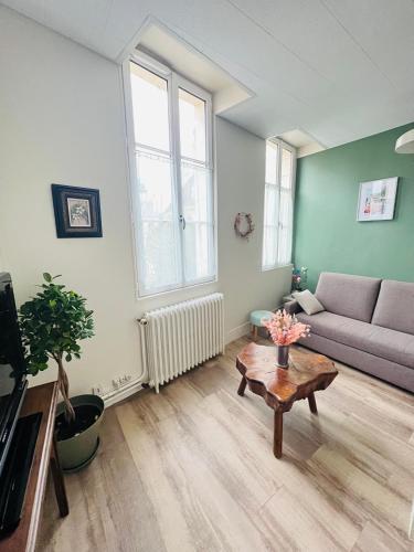 un salon avec un canapé et une table basse dans l'établissement Le coeur de Bourges, à Bourges