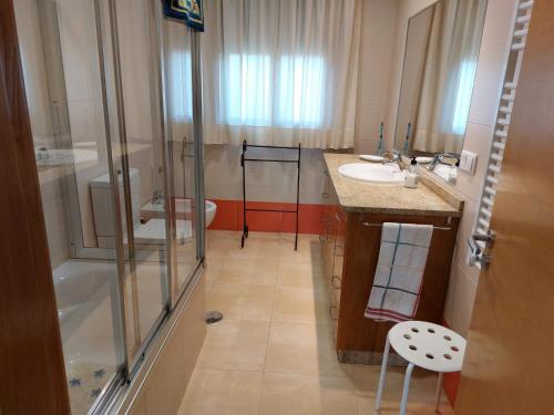 カンガス・デ・モラソにあるCasa As Areasのシャワー、洗面台、浴槽を備えたバスルーム