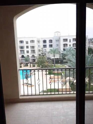 einen Balkon mit Blick auf ein Gebäude in der Unterkunft Marassi Lovely 2-Bedroom Chalet in El-Alamein