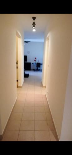 einen Flur mit weißen Wänden und Fliesenboden in der Unterkunft Marassi Lovely 2-Bedroom Chalet in El-Alamein