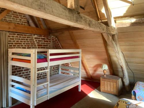 Cette chambre mansardée comprend 2 lits superposés. dans l'établissement La fermette, à Herzeele
