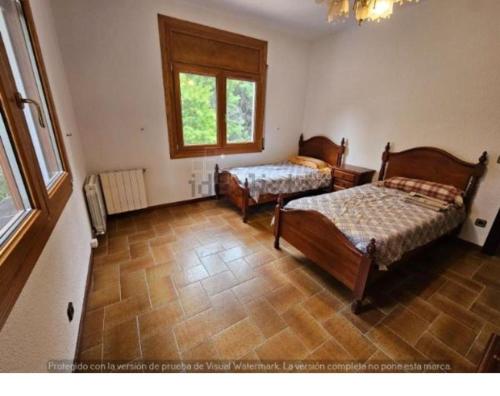 カステルデフェルスにあるVilla avec piscine quartier résidentielのベッド2台と窓のある寝室