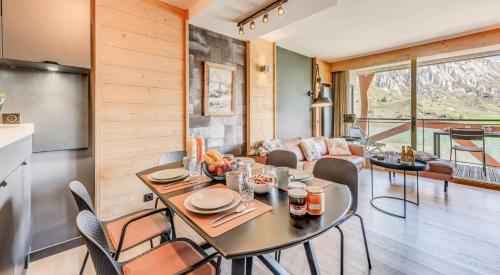 une cuisine et un salon avec une table et des chaises dans l'établissement Résidence Phoenix - 2 pièces cabine 5 personnes PREMIUM 3 MAE-2011, à Tignes