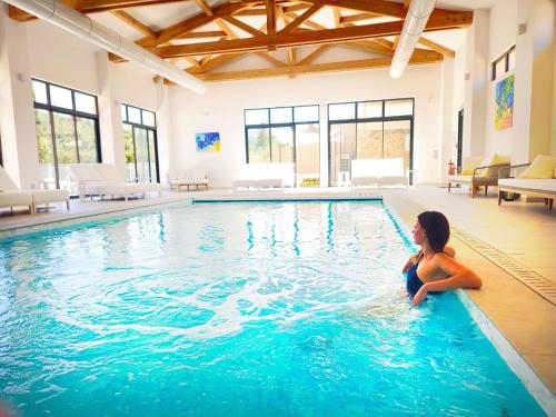 Bazén v ubytování Domaine Ribiera, Hotel 5 Etoiles, SPA & Golf - Forcalquier nebo v jeho okolí