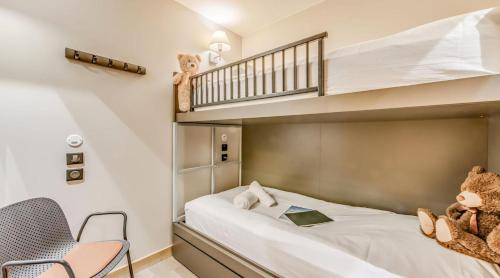 - une petite chambre avec des lits superposés et un escalier dans l'établissement Résidence Phoenix - 2 pièces cabine 5 personnes PREMIUM 3 MAE-2011, à Tignes