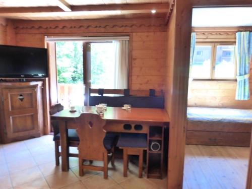 Photo de la galerie de l'établissement Résidence Fermes De Meribel Bat B - Appartement 3 pièces 6 personnes à Méribel Village aux pieds des pistes et accès à la piscine chauffée MAE-1706, à Les Allues