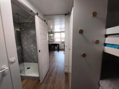 Cette chambre dispose d'une douche à l'italienne et d'une porte en verre. dans l'établissement Résidence Grande Ourse - Dans l'hyper centre de Vallandry, à 50m des remontées mécaniques MAE-1774, à Peisey-Nancroix