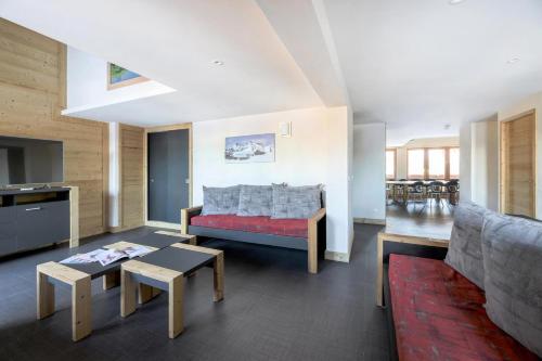 un salon avec un canapé et une table dans l'établissement Résidence Backgammon - LE BACKGAMMON MAE-3412, à Les Coches