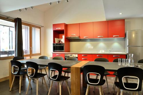 une cuisine avec une grande table et des chaises dans l'établissement Résidence Backgammon - LE BACKGAMMON MAE-3417, à Les Coches