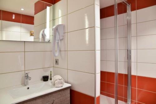 une salle de bain avec un lavabo et une douche dans l'établissement Résidence Backgammon - LE BACKGAMMON MAE-3417, à Les Coches