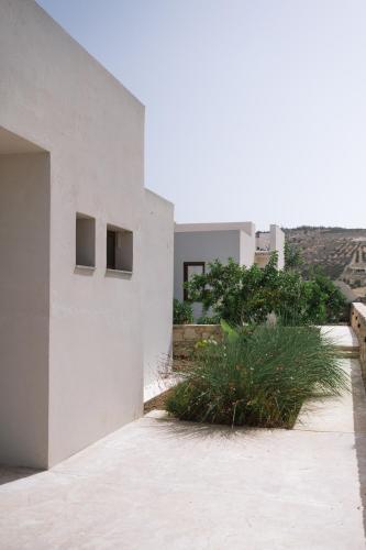 a white house with a courtyard with plants at Kedros Katikies in Kalamaki Heraklion