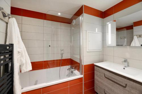 une salle de bain avec une douche, une baignoire et un lavabo dans l'établissement Résidence Backgammon - LE BACKGAMMON MAE-3418, à Les Coches