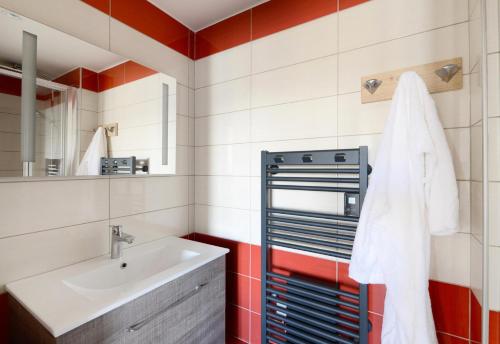 une salle de bain avec un lavabo et un miroir dans l'établissement Résidence Backgammon - LE BACKGAMMON MAE-3435, à Les Coches