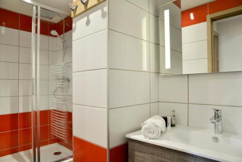 une salle de bain avec un lavabo et une douche dans l'établissement Résidence Backgammon - LE BACKGAMMON MAE-3439, à Les Coches