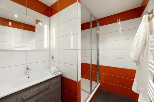 une salle de bain avec baignoire et douche dans l'établissement Résidence Backgammon - Bel appartement rénové · Proche des pistes · Balcon MAE-3444, à Les Coches