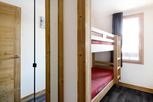une chambre avec deux lits superposés et une fenêtre dans l'établissement Résidence Backgammon - Bel appartement rénové · Accès facile aux pistes · Balcon MAE-3445, à Les Coches