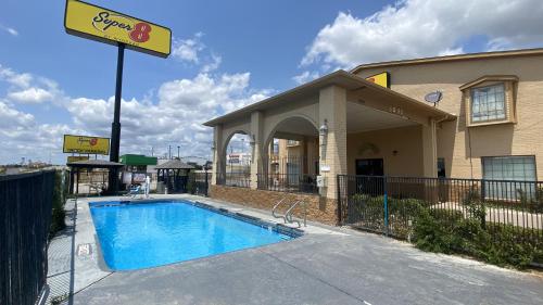 Bazén v ubytování Super 8 by Wyndham Decatur Texas nebo v jeho okolí
