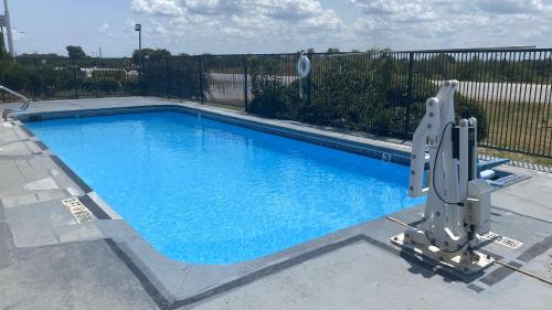 Bazén v ubytování Super 8 by Wyndham Decatur Texas nebo v jeho okolí