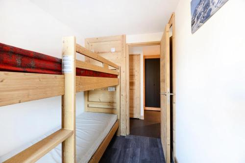 Cette chambre comprend 2 lits superposés et un couloir. dans l'établissement Résidence Backgammon - LE BACKGAMMON MAE-3447, à Les Coches