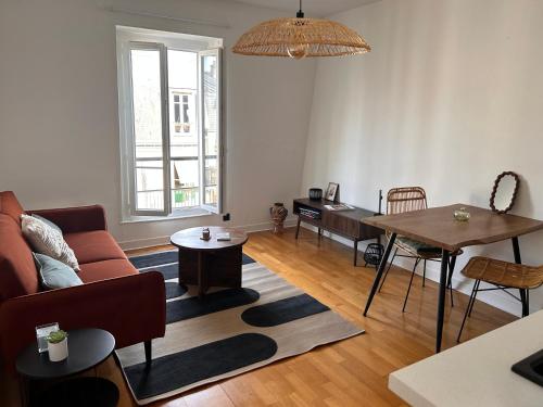 un salon avec un canapé et une table dans l'établissement Renovated flat near Tour Eiffel, à Paris