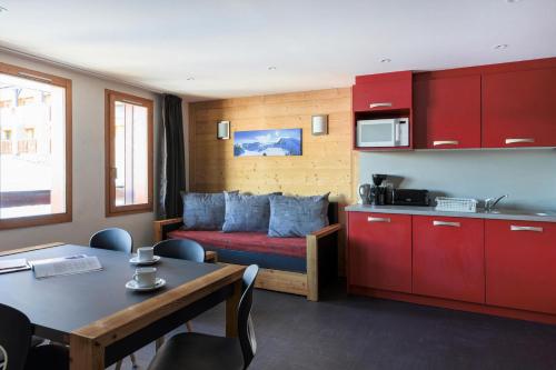 un salon avec un canapé et une table dans l'établissement Résidence Backgammon - LE BACKGAMMON MAE-3457, à Les Coches