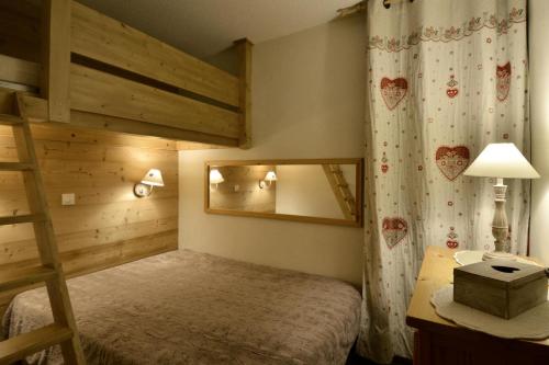 une chambre avec un lit superposé et un miroir dans l'établissement Résidence Onyx - 2 Pièces pour 5 Personnes 58, à Mâcot La Plagne