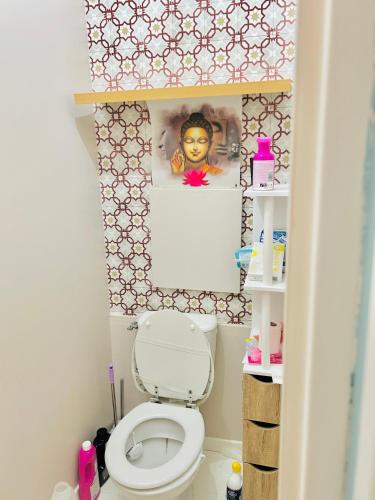 La salle de bains est pourvue de toilettes avec une photo murale. dans l'établissement Niti, à Cergy