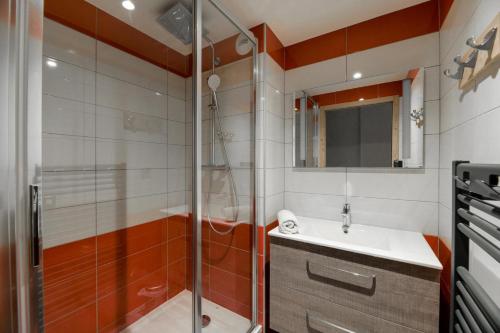 une salle de bain avec douche et lavabo dans l'établissement Résidence Backgammon - LE BACKGAMMON MAE-3484, à Les Coches