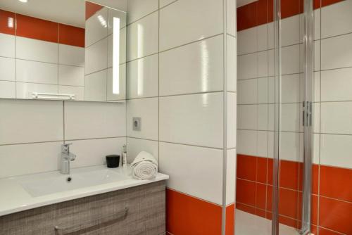 une salle de bain avec un lavabo et une douche dans l'établissement Résidence Backgammon - LE BACKGAMMON MAE-3550, à Les Coches