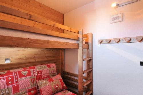 - une chambre avec des lits superposés et un canapé dans l'établissement Résidence Turquoise - 2 Pièces pour 5 Personnes 95, à Mâcot La Plagne