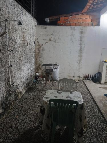 an empty room with two chairs and a table at Casa Temporada em Barreirinhas in Barreirinhas