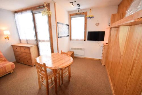 - un salon avec une table, un canapé et une télévision dans l'établissement Résidence Les Hameaux Ii - Studio 3 pers - LES HAMEAUX 2 - PLAGNE VILLAGES MAE-1504, à Aime La Plagne