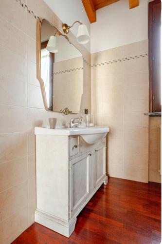 a bathroom with a sink and a mirror at Il nido della cicogna in Certosa di Pavia