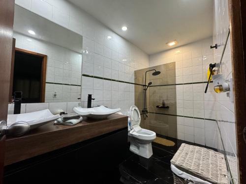 a bathroom with a toilet and a sink and a shower at Villa Ho Omaika I Los Delfines Tambor in Pochote