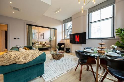 un salon avec un canapé et une table dans l'établissement Charlotte House Residence by COQOON, à Manchester