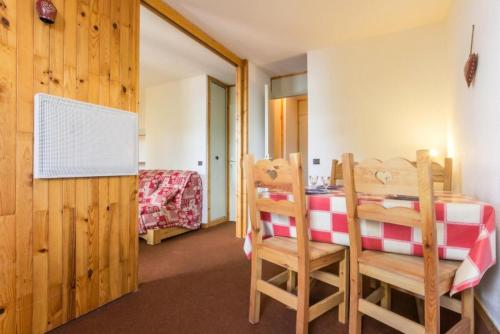 une pièce avec une table et deux chaises et un lit dans l'établissement Résidence Les Avrieres Haut - Studio divisible à deux pas du centre MAE-9244, à Aime La Plagne
