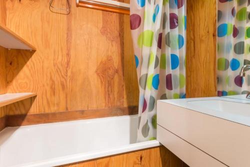 une salle de bain avec un lavabo et un rideau de douche dans l'établissement Résidence Les Avrieres Haut - Studio divisible à deux pas du centre MAE-9244, à Aime La Plagne