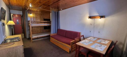 Cette petite chambre comprend une table, un canapé et un lit. dans l'établissement Résidence Zodiac - Studio pour 4 Personnes 394, à Aime La Plagne