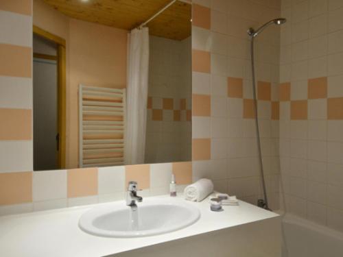 une salle de bain avec un lavabo, un miroir et une baignoire dans l'établissement Résidence Etoile - Studio pour 4 Personnes 414, à La Plagne Tarentaise