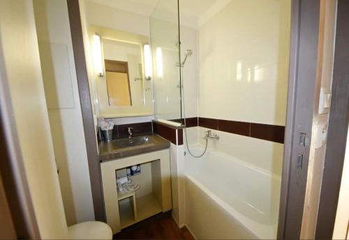 une salle de bain avec un lavabo, une douche et une baignoire dans l'établissement Studio Cabine village Cap Esterel avec wifi, à Saint-Raphaël