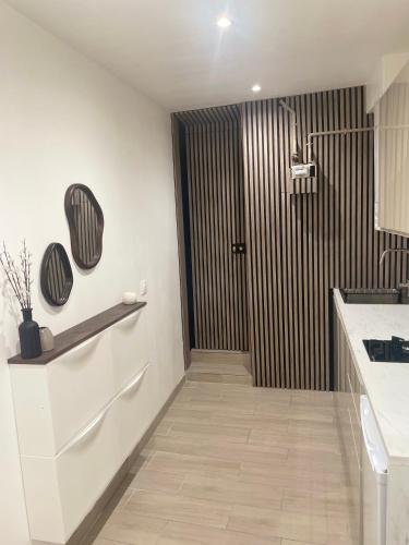 - une cuisine avec évier et une porte dans la chambre dans l'établissement Appartement, à La Plaine-Saint-Denis