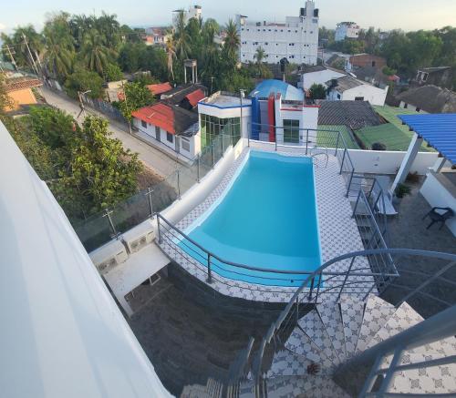 an overhead view of a swimming pool on top of a building at Hostal Casa Familiar Josi in Tolú