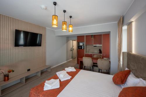 a hotel room with a bed and a kitchen at L&C Beach Home by Zora apartament,pe plaja in Mamaia Nord