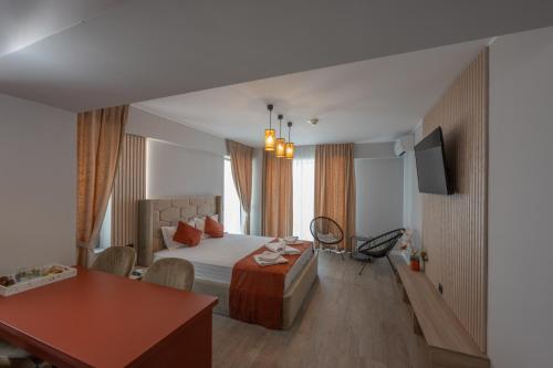 a hotel room with a bed and a desk at L&C Beach Home by Zora apartament,pe plaja in Mamaia Nord