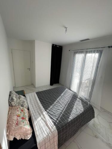 une chambre avec un lit et une fenêtre dans l'établissement Grand appt rdc Saint-Cyprien plage, à Saint-Cyprien