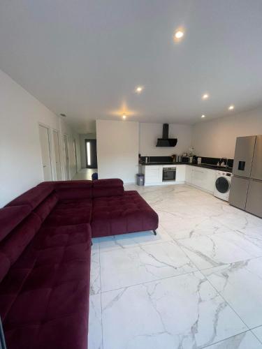 - un grand salon avec un grand canapé au milieu dans l'établissement Grand appt rdc Saint-Cyprien plage, à Saint-Cyprien