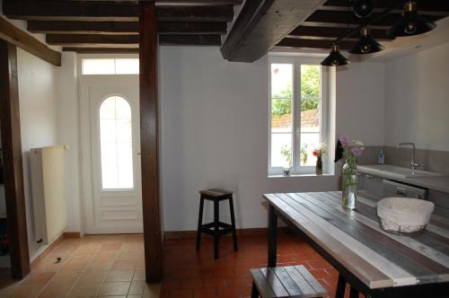 - une cuisine avec une table en bois et un comptoir dans l'établissement Gîte du gre-nael, à Bonnée