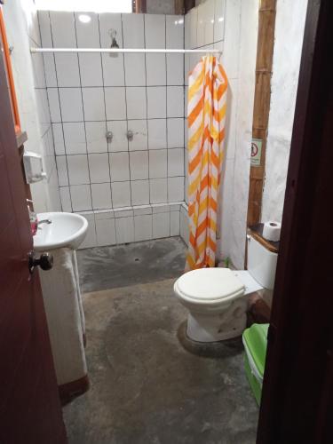 a bathroom with a toilet and a sink at Zaigon Kite Surf in Máncora