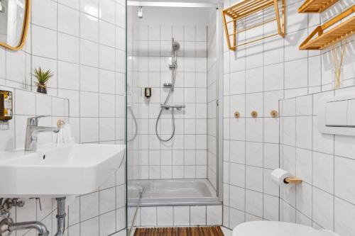 Bilik mandi di Charysma - Juwel in anthrazit, elegant, stilvoll, Parkplatz