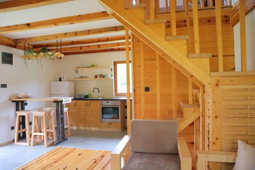 una cucina e un soggiorno in una baita di tronchi di Guest House Krsmanovic a Mokra Gora